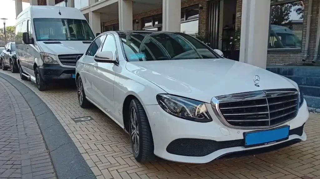 Mercedes-Sprinter-en-Mercedes-voor-de-centrale-van-Taxi-Modderkolk