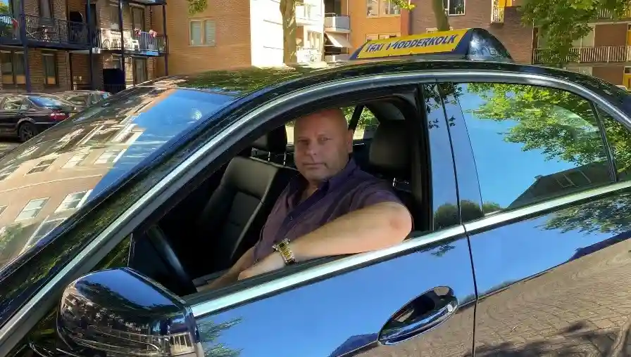 Modderkolk in zijn Mercedes