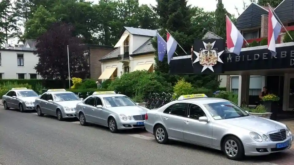 Taxis-voor-hotel-Keizerskroon-in-Apeldoorn